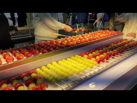 Comida de rua coreana em Seul, Coreia do Sul, no mercado noturno de Myeong-Dong