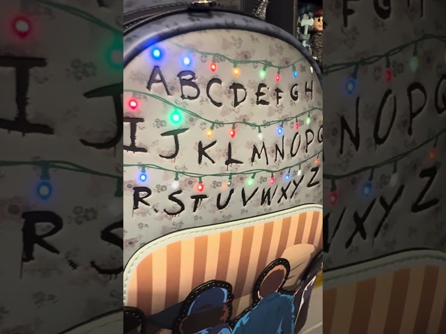 Vídeo relacionado con STRANGER THINGS - Mochila Juvenil para Portátil 14.1", Ideal para Jóvenes de Diferentes Edades, Cómoda y Versátil, Calidad y Resistencia, 31x16x41 cm