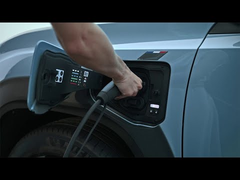 o carregamento da bateria e o indicador no capô - R4 E-Tech elétrico - Renault