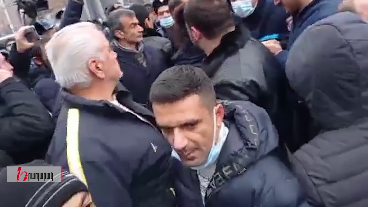 Ցուցարարները ծափերով ողջունեցին իրենց ուղեկցող ոստիկաններին