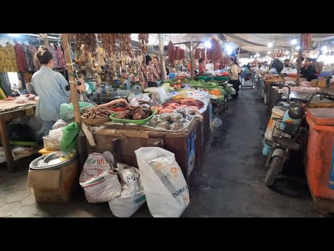 Routine Fresh Food, Skills, & Lifestyles @ Boeng Trabek Market   Slicing Papaya, Fish, & More