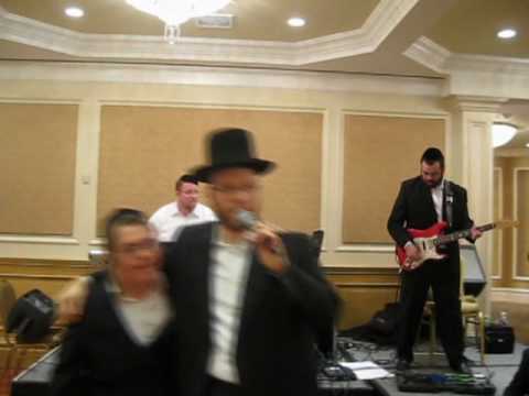 Yumi Lowy singing at a Wedding in Monsey with Pinny Ostreicher 2