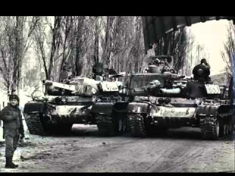 Stoją pod krzyżem matki boleściwe, Tuląc do piersi mroźne ojcze nasz!