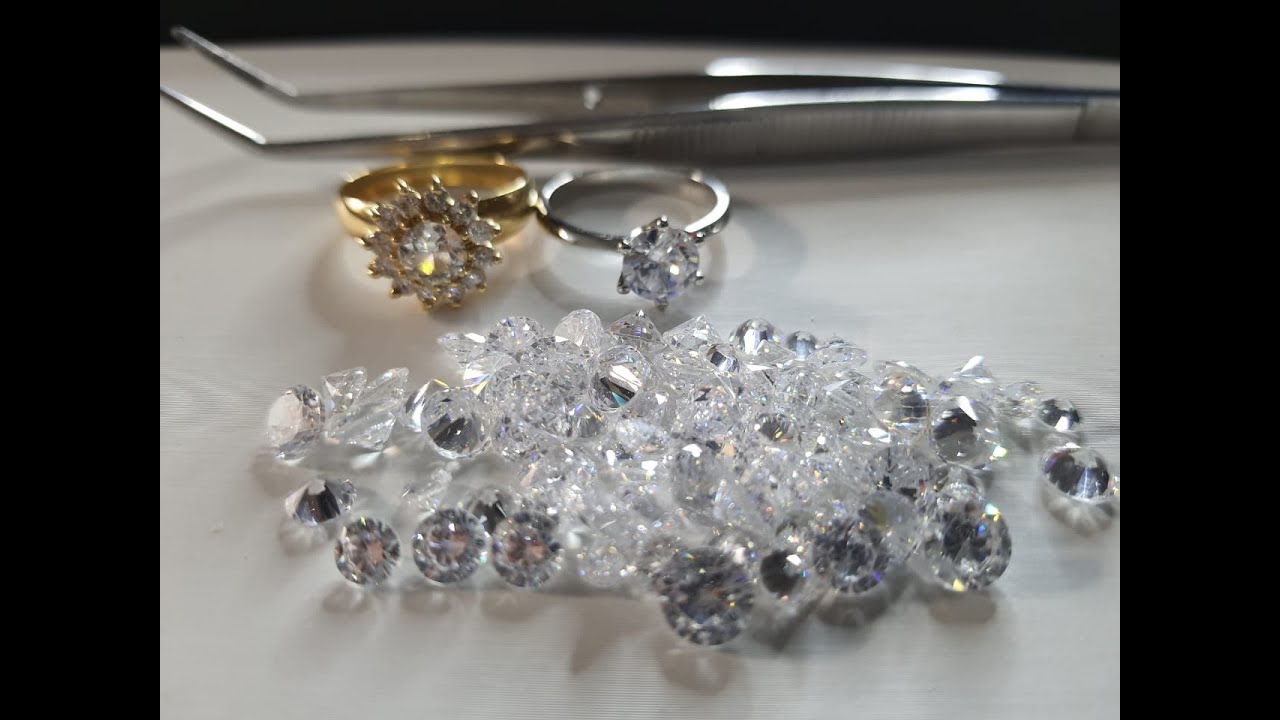 Watch Now Qual a diferente entre um anel de Moissanite e um de anel de Diamante Qual a diferente entre um anel de Moissanite e um de anel de Diamante