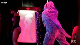 Отрывок из сериала "Уилфред". Танец Уилфреда у шеста