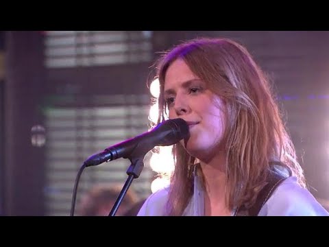 Maaike Ouboter zingt haar nieuwe single Voor Jou - RTL LATE NIGHT