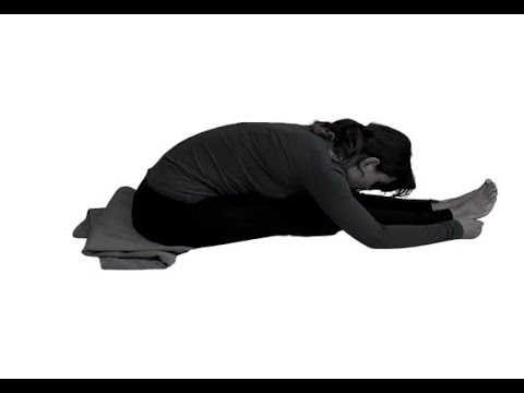 Tag 8: Die Vorwärtsbeuge im Sitzen – paścimottānāsana (1 Minute - 12 Tage) - auf Deutsch