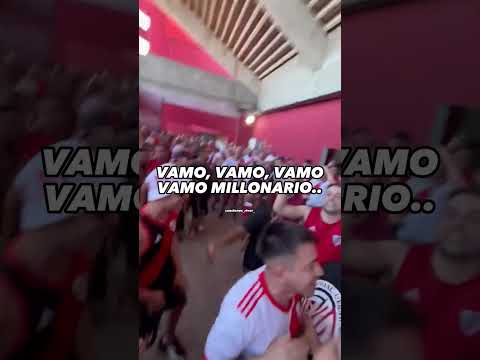 "HOLA xeneize QUÉ PASÓ DE NUEVO?" Barra: Los Borrachos del Tablón • Club: River Plate • País: Argentina