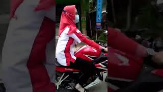 Download lagu Siapa bilang cewek gak bisa naik motor CBR #cbr150r #sunmori #sunmoricheck mp3