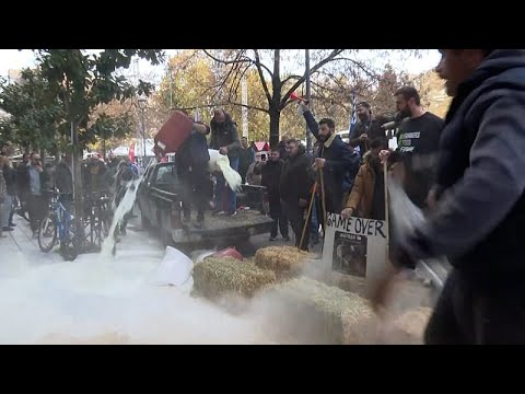 Video Thumbnail: Griechische Bauern verschärfen landesweite Straßenblockaden