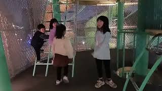 太平馬卡龍公園，有多種有趣新奇的底滑高滑超高溜滑梯、底年齡及高年齡兒童攀岩場，人工地皮的溜滑、跳跳床、盪鞦韆、砂土，籃球場114.01.18-2