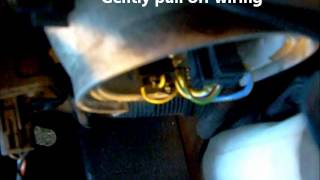 preview picture of video 'Volvo S40 / V40: Headlight Bulb Change'