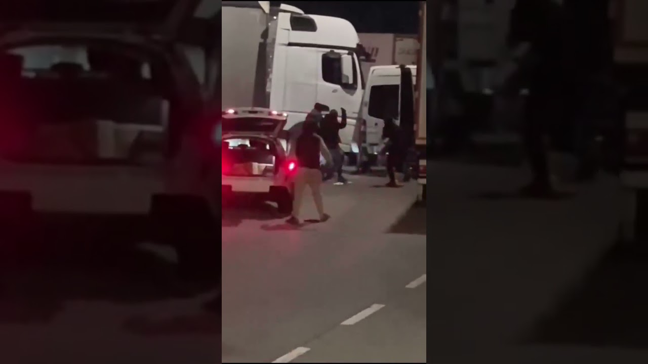 Un grupo de ladrones agrede a un camionero tras cortar la lona y robar mercancía de su vehículo