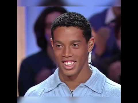 Họ chế nhạo anh ấy khi anh ấy mặc chiếc áo bà anh ấy tặng #ronaldinho