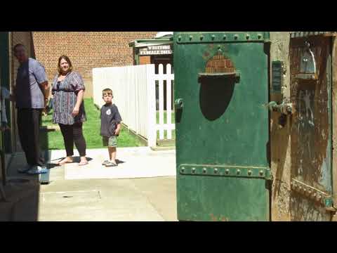 Läskiga klipp Det spökar på riktigt Spöken freakar ur öppnar dörr inför vittnen