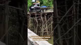 Download lagu Mobil Nekat Melewati Jembatan Kayu Yang Sudah Rusak mp3