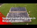 Automobilist rijdt banden lek op begraven spijkerplank in de bossen bij Heeze