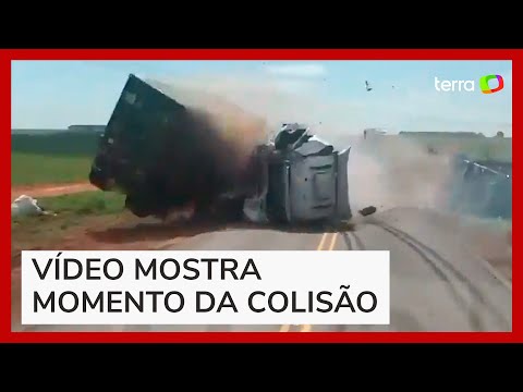 Motorista registra momento de grande acidente entre caminhões em estrada no Paraná