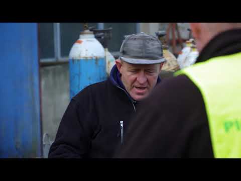 Instead of using a tape measure, Zbyszek measured the length with a shovel handle! [Junkyard PL]