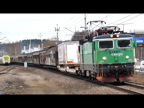 Tåg vid Mölndals Nedre på Västkustbanan / Trains at Mölndal Station - 4k60