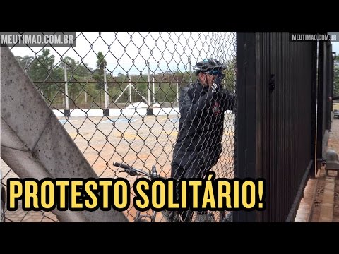De bicicleta, torcedor se revolta e faz protesto no CT: 'Fora Elias'