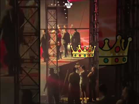 Ángela Aguilar escondida en concierto de Nodal