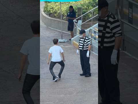 Do not miss this one 😂 Tom mime Seaworld #tomthemime #seaworldmime #funnyvideos #comedy #funny