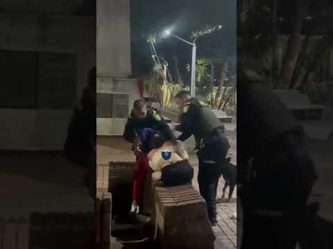 Riñ4 en el parque principal de Campoalegre genera debate sobre la reacción de un uniformado.