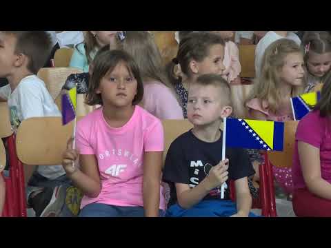 Tešanjska hronika 869 - Udžbenici i školski pribor za tešanjske đake prvake