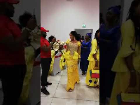 Gbessa Fanta fait le show à la dédicace de son frère Gbessa Sekou Dioubaté