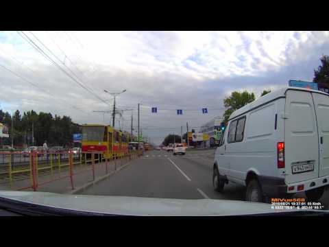 Суровый житель Барнаула остановил машину взглядом (видео)