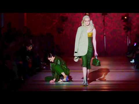 Model FALLS down during Katya Silchenko Fall/Winter 2018 fashion show "The Coat"
