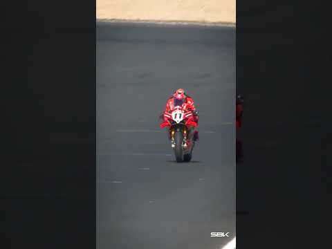 Bulega's wobble in Race 1 😮 | 2025 #EstorilWorldSBK 🇵🇹