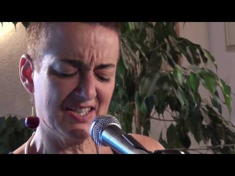 Rosa Latour performs "Astronaut" by Anna Depenbusch