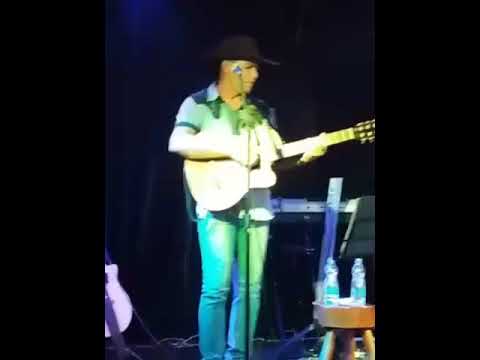 WANDERLEY CHAGAS ,O VIOLEIRO.DE  RIBEIRAO  PRETO  DAMDO UMA CANJA CANTANDO UM SUCESSO.SERTANEJO!!