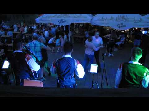 Ansambel Veseli Savinjčani v večerni izvedbi; Nocoj je druga rekla mi