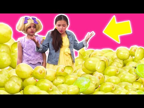 PRINCESS ESME & THE MAGIC FOOD MACHINE 🍏 Too Many Grapes! - Princesses In Real Life | Kiddyzuzaa