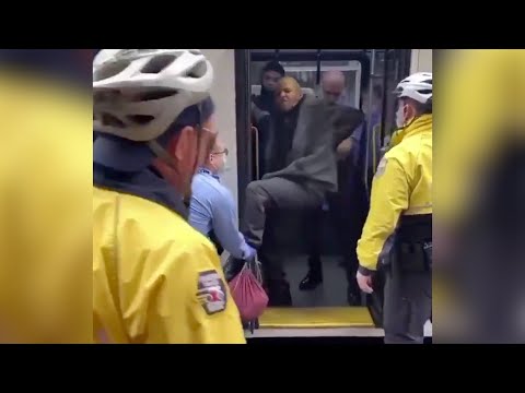 Usa, viaggia senza mascherina sull’autobus: trascinato fuori a forza