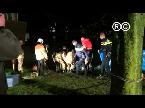 Ridderkerk persoon te water Dillenburgplein.