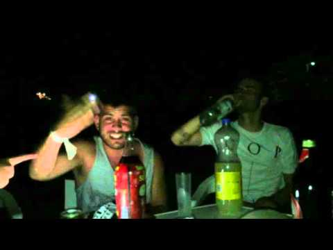 Freestyle Errecé bebiendo en la playa