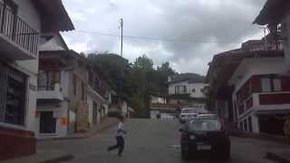 preview picture of video 'Calles de Valle de Bravo, Estado de Mexico. MEXICO (001)'