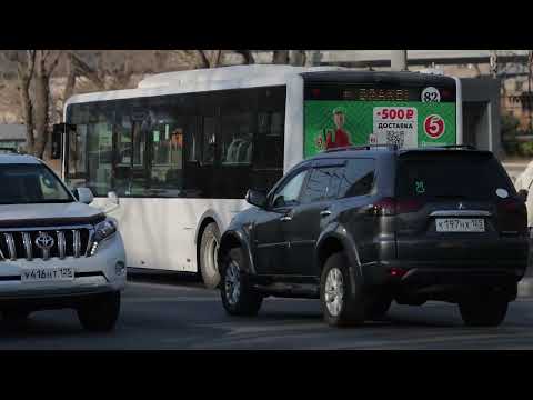 На перекрёстке Русской и проспекта 100-летия Владивостока распределяют транспортные потоки.