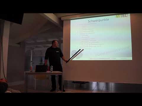 Sebastian  erklärt das Kontruieren von Bauteilen