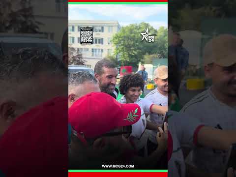 مشهد طريف من يوسف حجي و هو في طريقه لفندق المنتخب