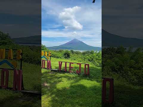 vista del volcán momotombo y lago de Managua, turismo León Nicaragua