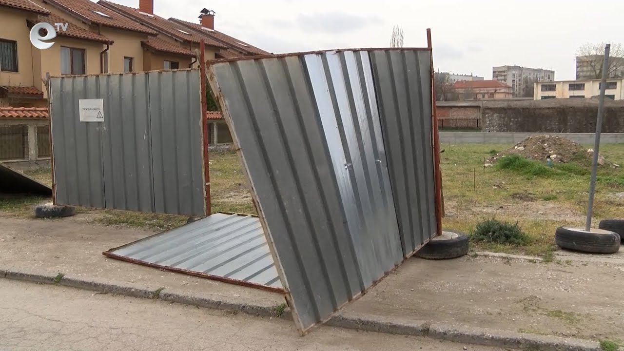 Бурният вятър в Хасково събори огради и клони