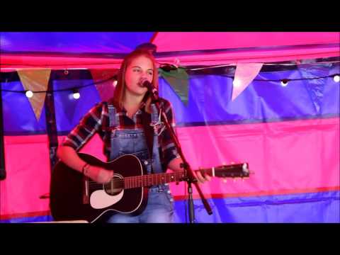 Gastoptreden van Ine Tiolants op het Sjiek Gezinsfestival in Henis