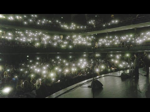 2000 voices sing Have Yourself A Merry Little Christmas together. Beauty.