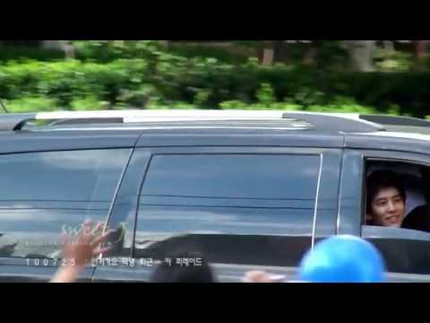 100725 Kyuhyun waving at fans in the car after Inki {fancam}