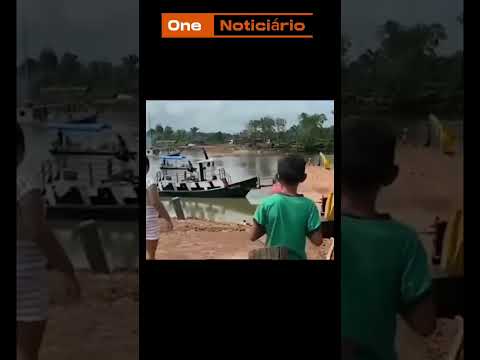 Ônibus cai de balça durante travessia em Mojú no Pará.